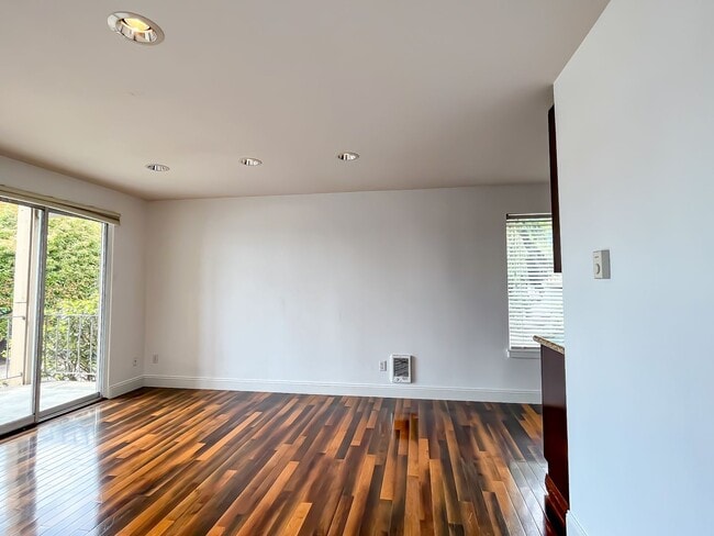 Building Photo - Waterfront 2bd/1bth Condo Downtown Kirklan...