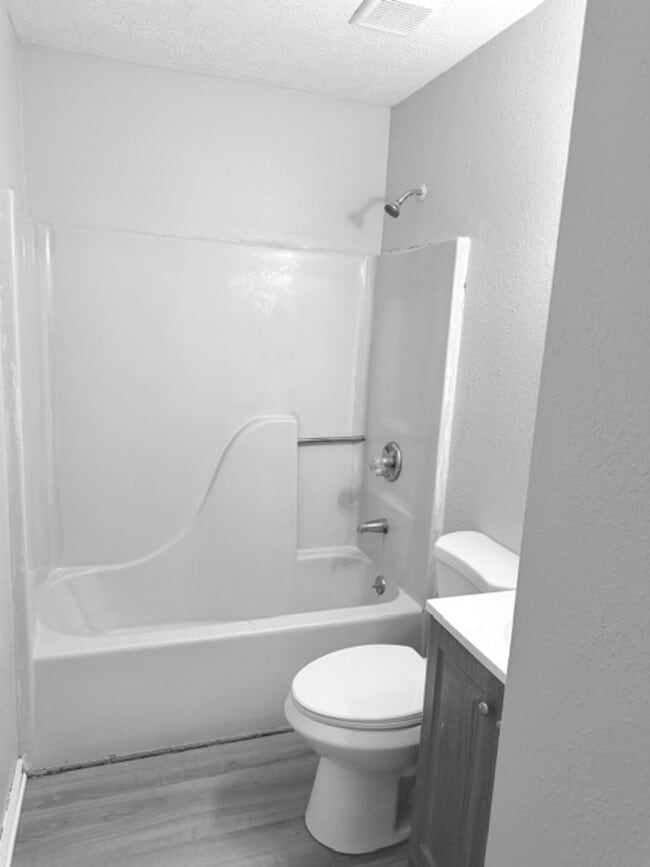 Building Photo - Sevierville 37862 - 2 bedroom, 1 bath apartment - Call Linda Meese (865) 591-6004