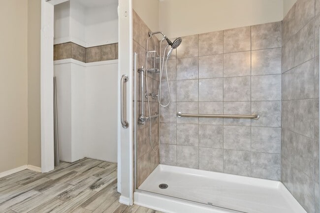 Building Photo - 5843 Magnolia St