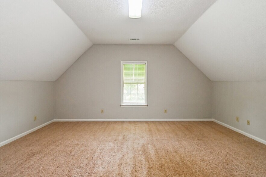 Building Photo - 15 Oakridge Cove