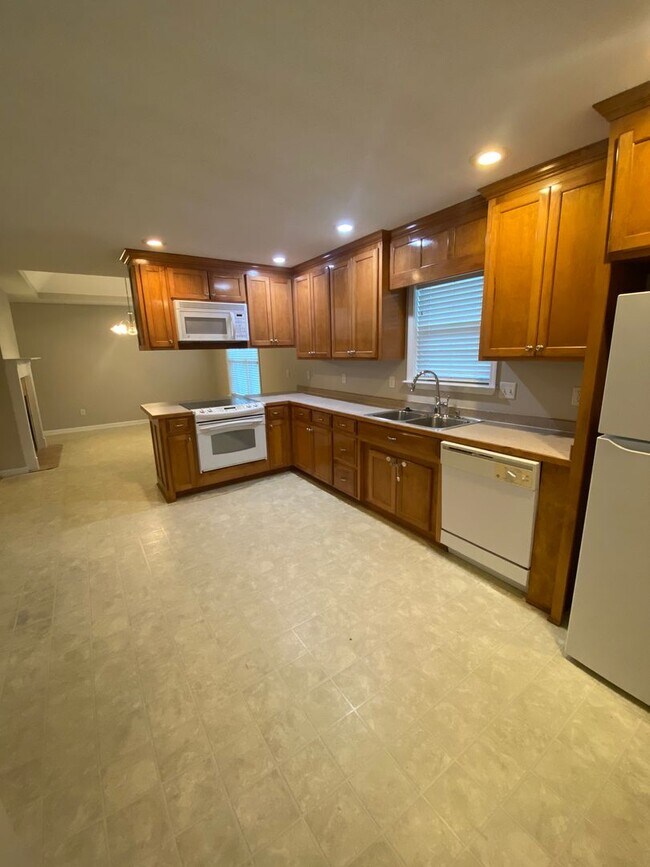 Building Photo - 204 Wembley Dr