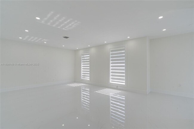 Building Photo - 10722 SW 77th Ave