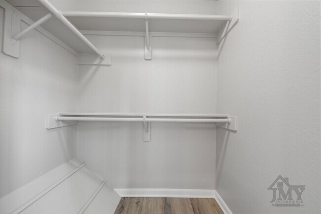 Building Photo - Duplex For Lease