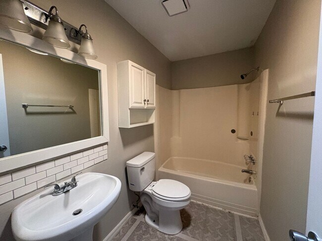 Building Photo - 720 Thornwood Way