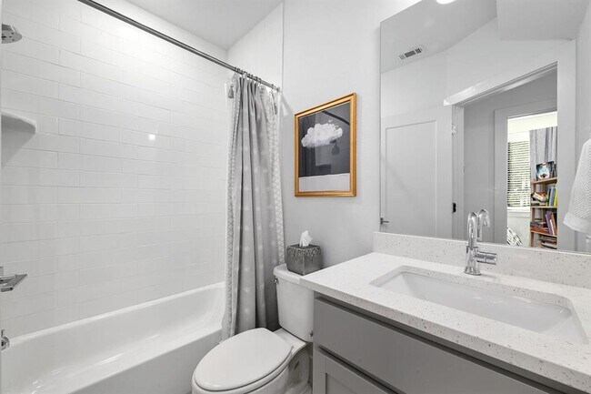 Building Photo - 2050 Lohmans Spur Rd