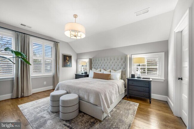 Building Photo - 323 S West St