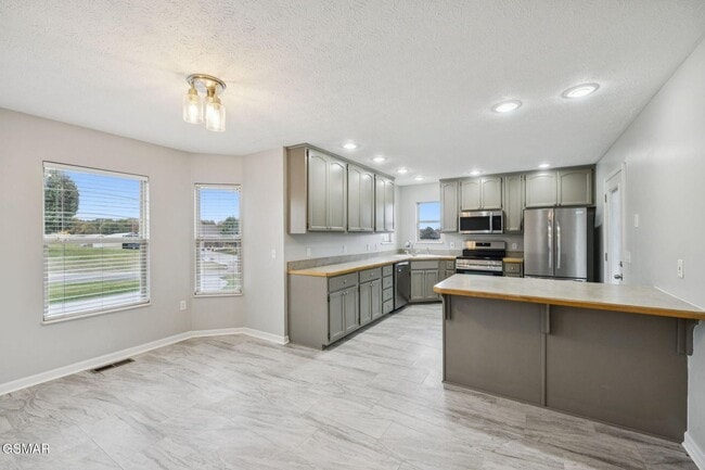 Building Photo - Spacious & Grand Living!!!