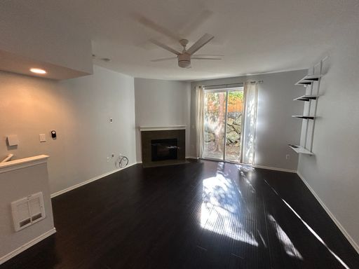 Building Photo - Gorgeous 2 bedroom 2 bath townhome available now!