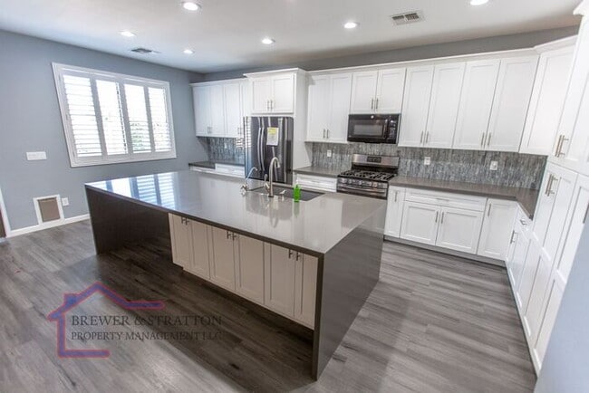 Building Photo - 391 S 163rd Dr - 4BR, 2BA - Sarival/Van Buren