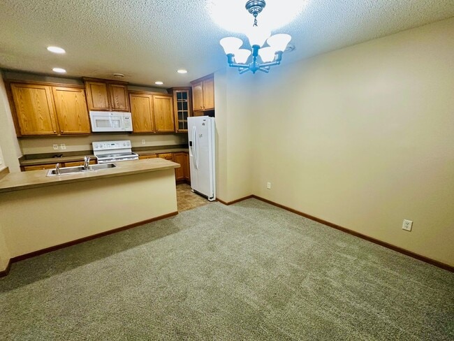 Building Photo - Updated Colonial 3 Bedroom Townhome with N...