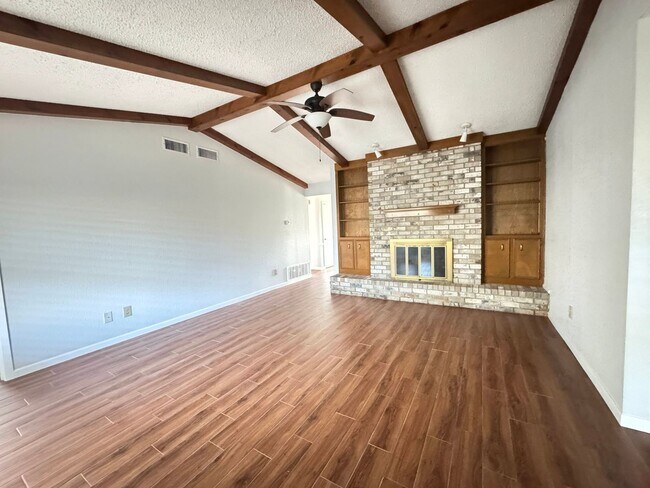 Building Photo - 807 Bass Cir