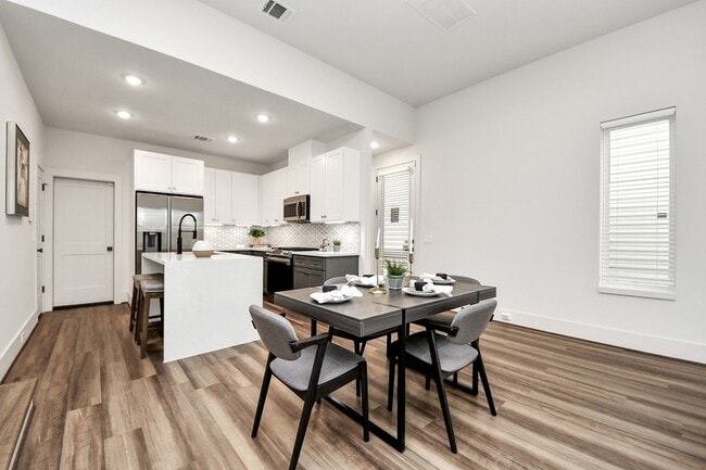 Building Photo - 879 Rachel St