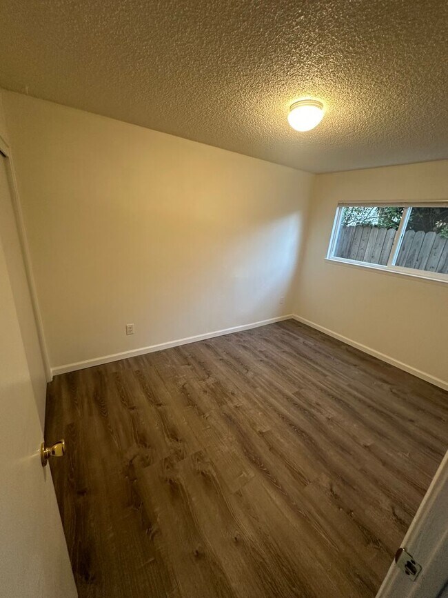 Building Photo - Nice move-in ready two bedroom one bath unit