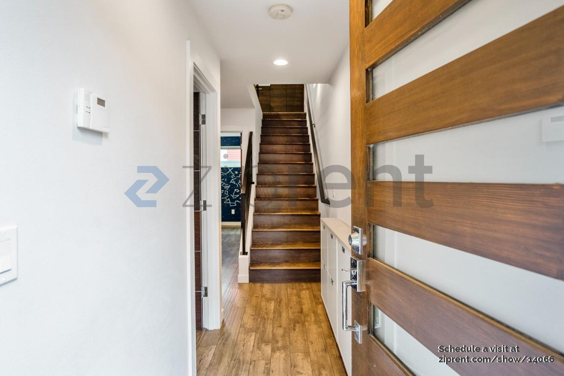 Building Photo - 9607 Roosevelt Way NE