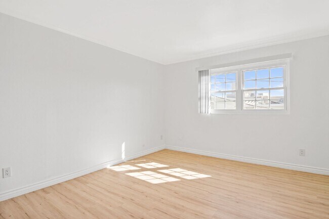 Building Photo - Stylish 1-Bedroom Apartment with Private B...