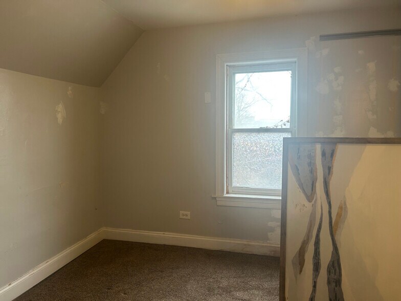 Building Photo - 1515 W Wilson Ave