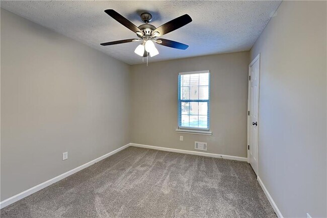 Building Photo - 260 King William Dr