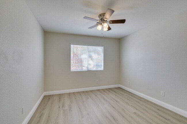 Building Photo - Stunning 3 bedroom, 2 bathroom house located in Silverado Ranch.