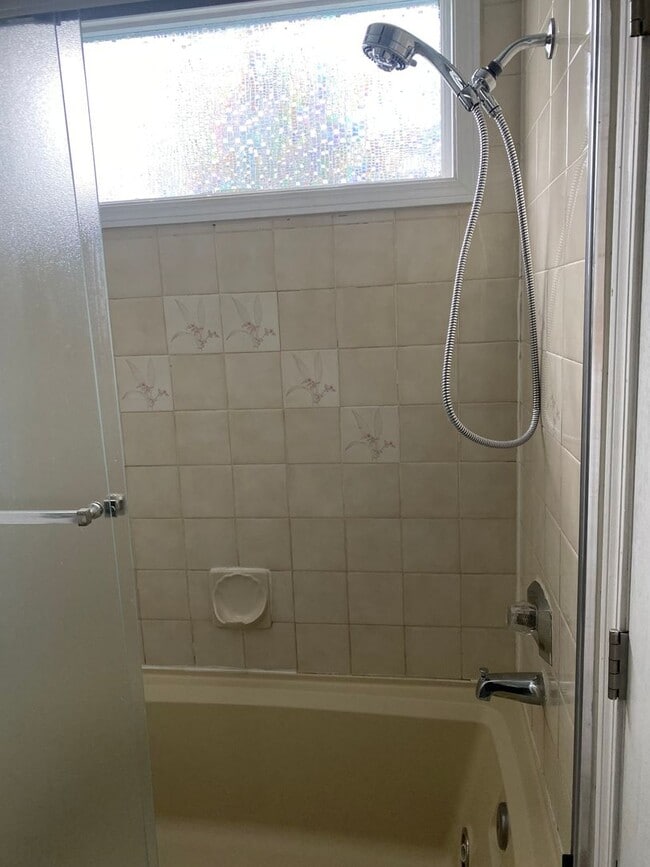Building Photo - Stunning 2 Bed / 1.5 Bath East Anchorage T...