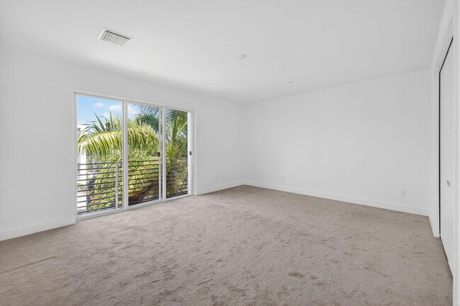 Building Photo - 1044 NE 18th Ave