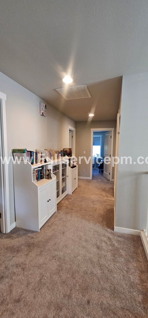 Building Photo - Newer Incredible home with all the amenities!