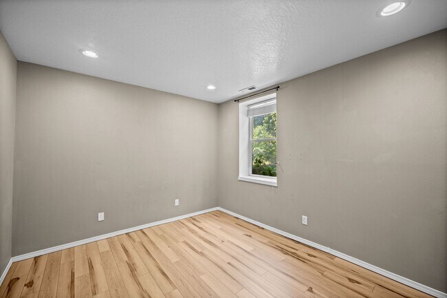 Building Photo - 1022 E 12th Ave