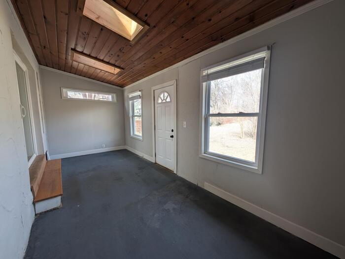 Building Photo - 140 Park St E