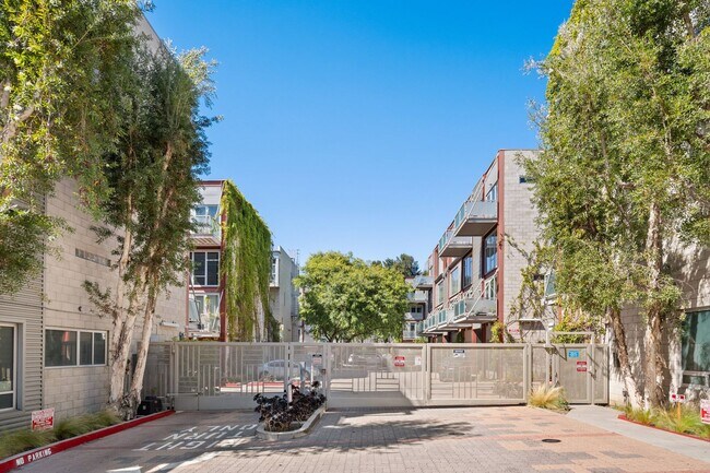 Building Photo - 3450 Cahuenga Blvd W
