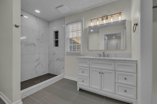 Building Photo - 129 Vintage Cir