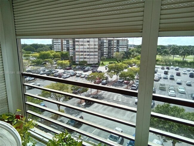 Building Photo - 1000 St Charles Pl