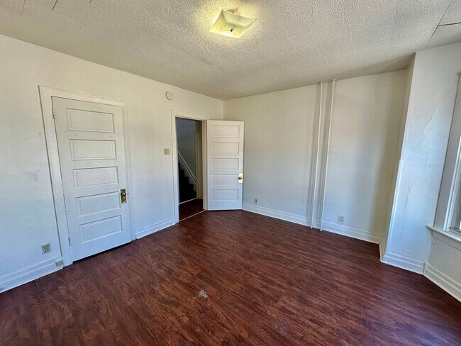 Building Photo - Renovated 4 bedroom, 1.5 bathroom house in South Allentown!