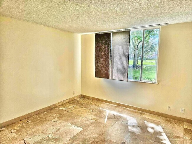 Building Photo - 851 Lyons Rd