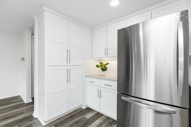 Building Photo - 4600 Ocean Dr
