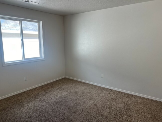 Building Photo - COMING SOON- Spacious Townhouse in Great C...