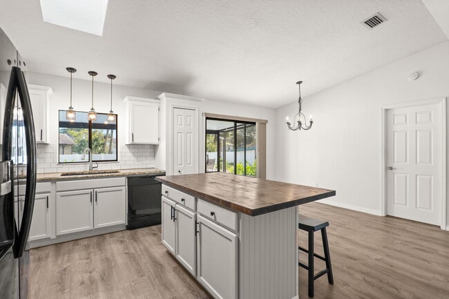 Building Photo - 801 Young Ave NW