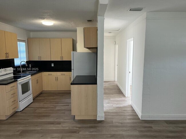 Building Photo - 1707 NW 14th Ct