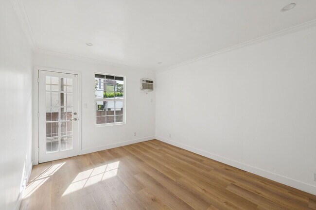 Building Photo - 1008 N Stanley Ave