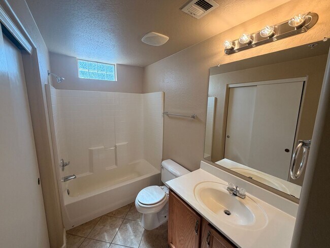 Building Photo - End Unit 2 bed/2.5 bath Town Home Ready 4 Move In!