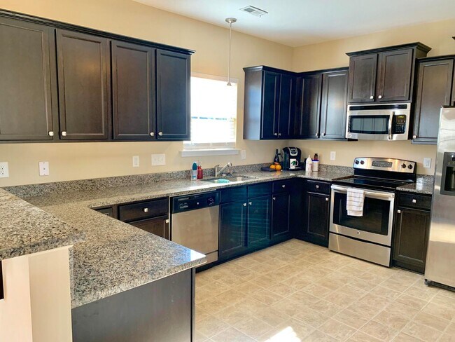 Building Photo - 211 Rainmaker St