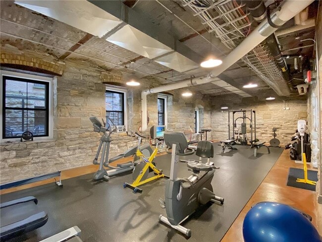 Building Photo - 300 Wall St