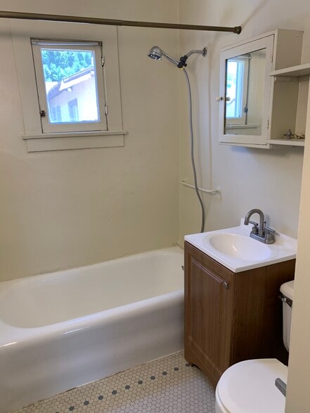 Full Bath - 622 Glenwood Dr