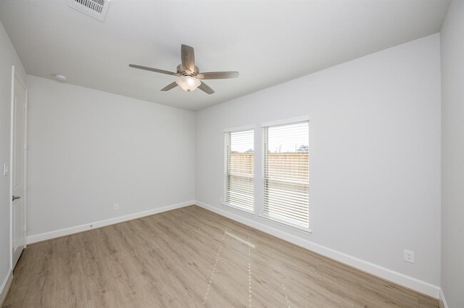 Building Photo - 29819 Breezy Pnes Lp