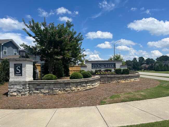 Building Photo - Stunning, Elegant Residence in Fuquay-Vari...