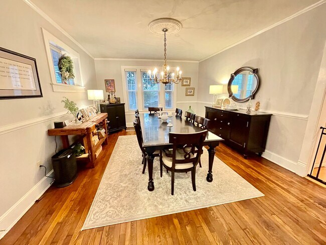Building Photo - Charming Larchmont 4 Bedroom - 2 Sun Rooms...