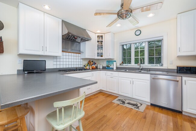 Building Photo - 43 Butternut Rd