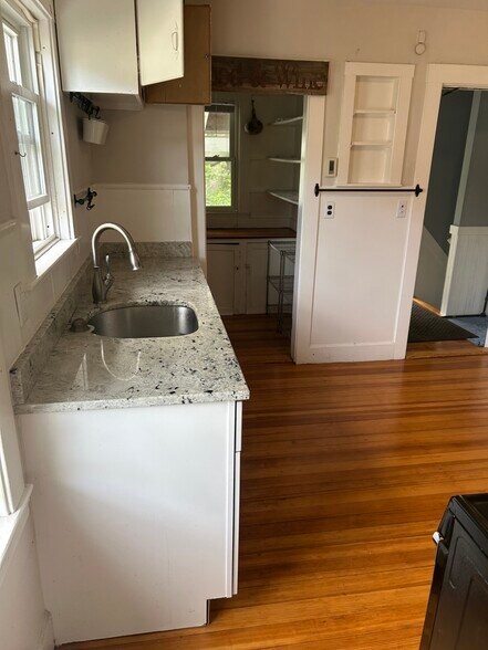 Building Photo - 48 Standish St