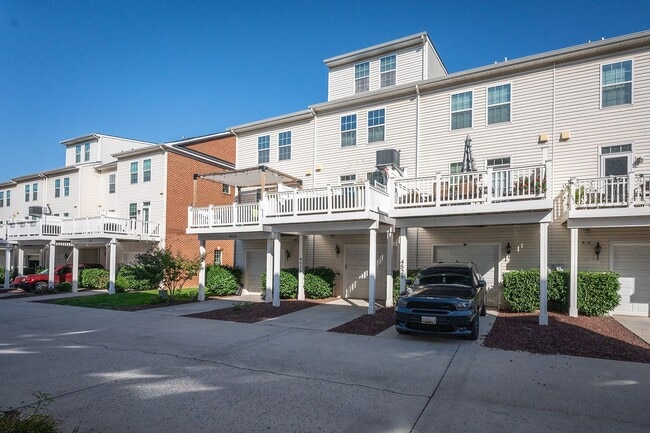Building Photo - Luxury 3-Bed, 4-Bath Townhouse with Modern Amenities