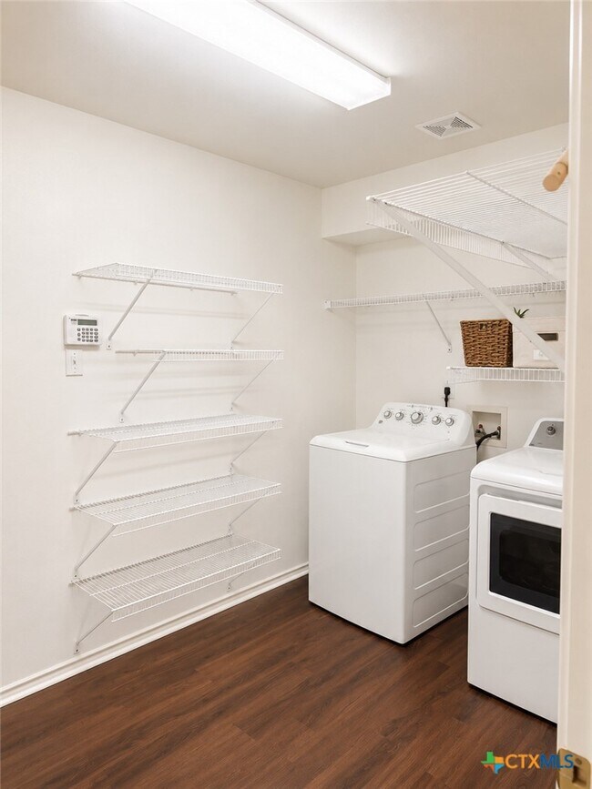Building Photo - 215 San Saba