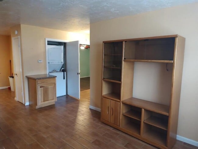 Building Photo - 2000 Bahama Dr