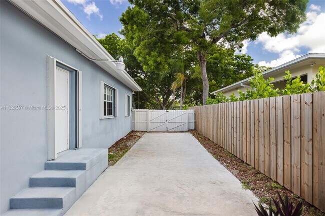 Building Photo - 5960 SW 46th Terrace